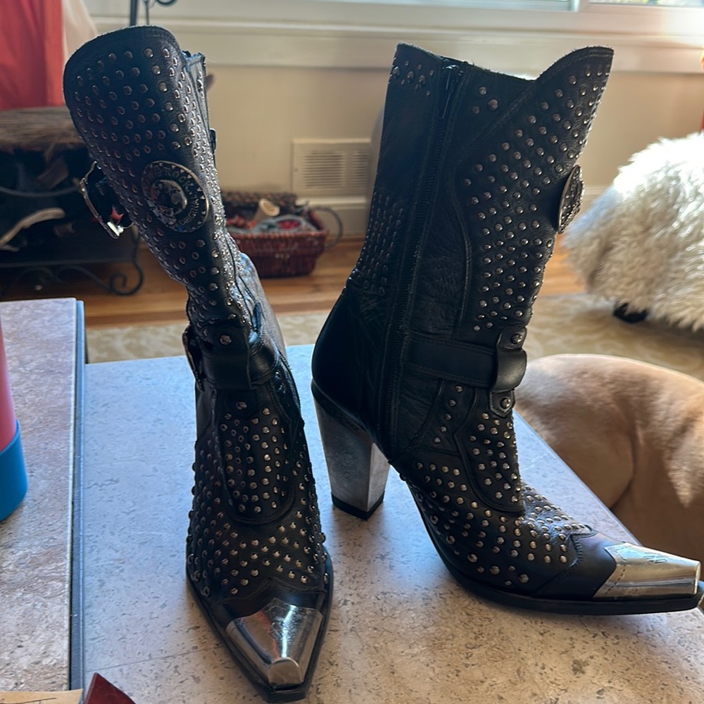 New Rock studded and HOT Womens boots. Size 9